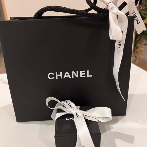 🔥CHANEL 🔥NEW COLLECTION White Drop Earrings with Iconic Logo and Pearl Elements - Picture 11 of 13